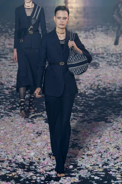 Look 16
